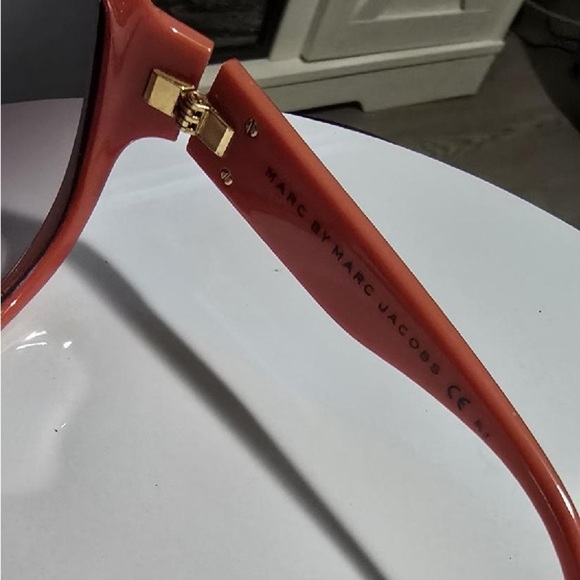 Marc By Marc Jacob’s Women’s Two-Color “Miss Marc” Round Oversized Sunglasses - Picture 7 of 9